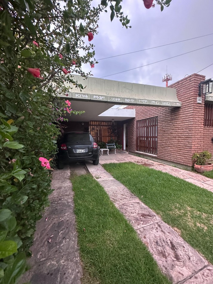 CASA DE CATEGORIA 4 DORMITORIOS BARRIO POETA LUGONES