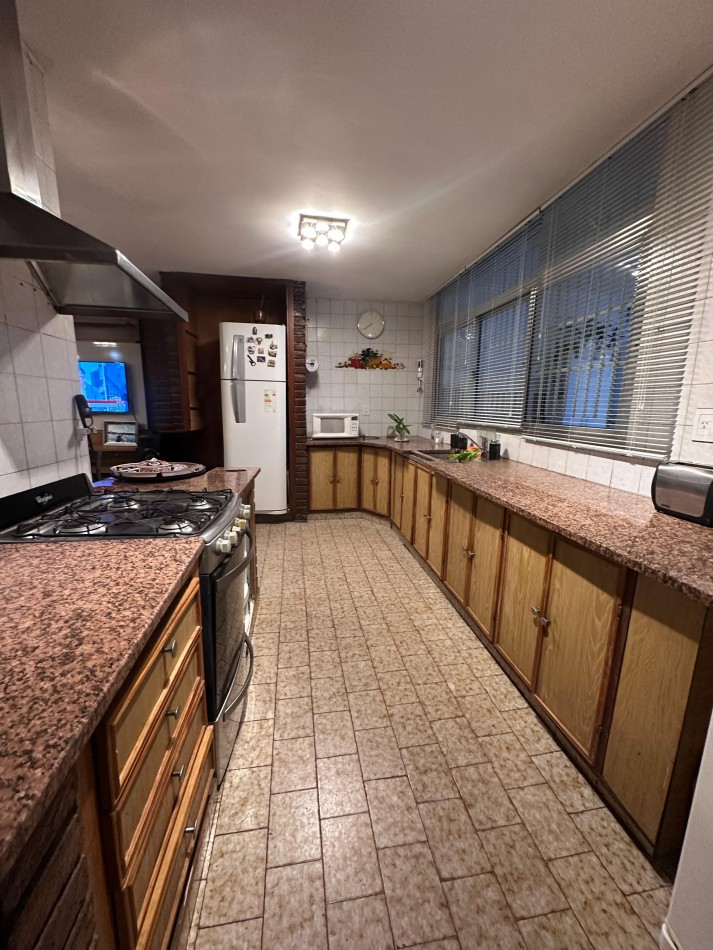 CASA DE CATEGORIA 4 DORMITORIOS BARRIO POETA LUGONES