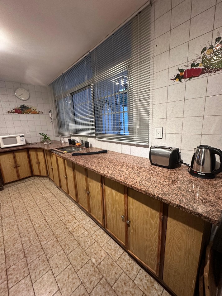 CASA DE CATEGORIA 4 DORMITORIOS BARRIO POETA LUGONES