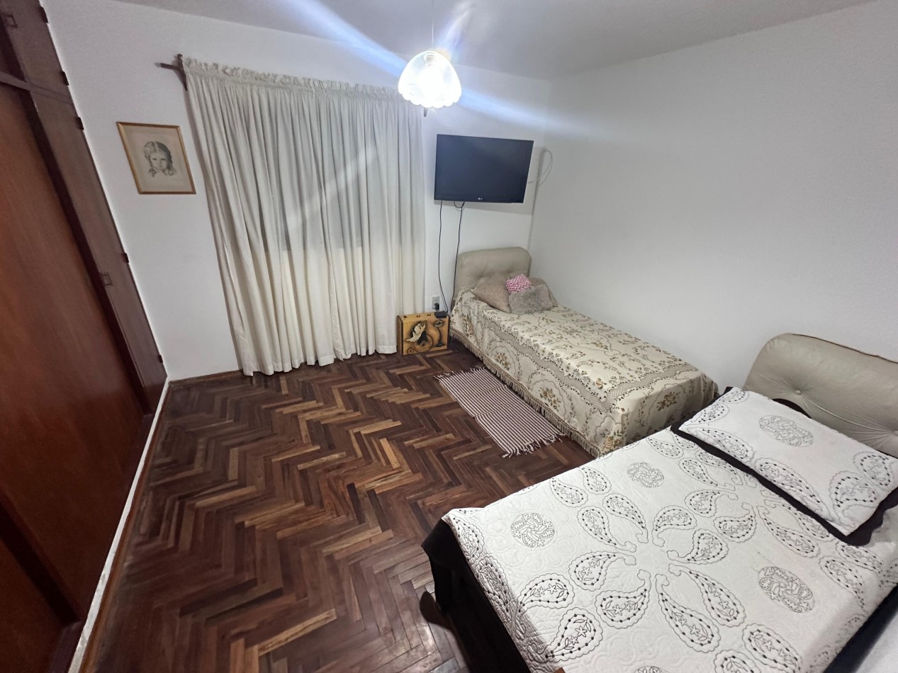 CASA DE CATEGORIA 4 DORMITORIOS BARRIO POETA LUGONES