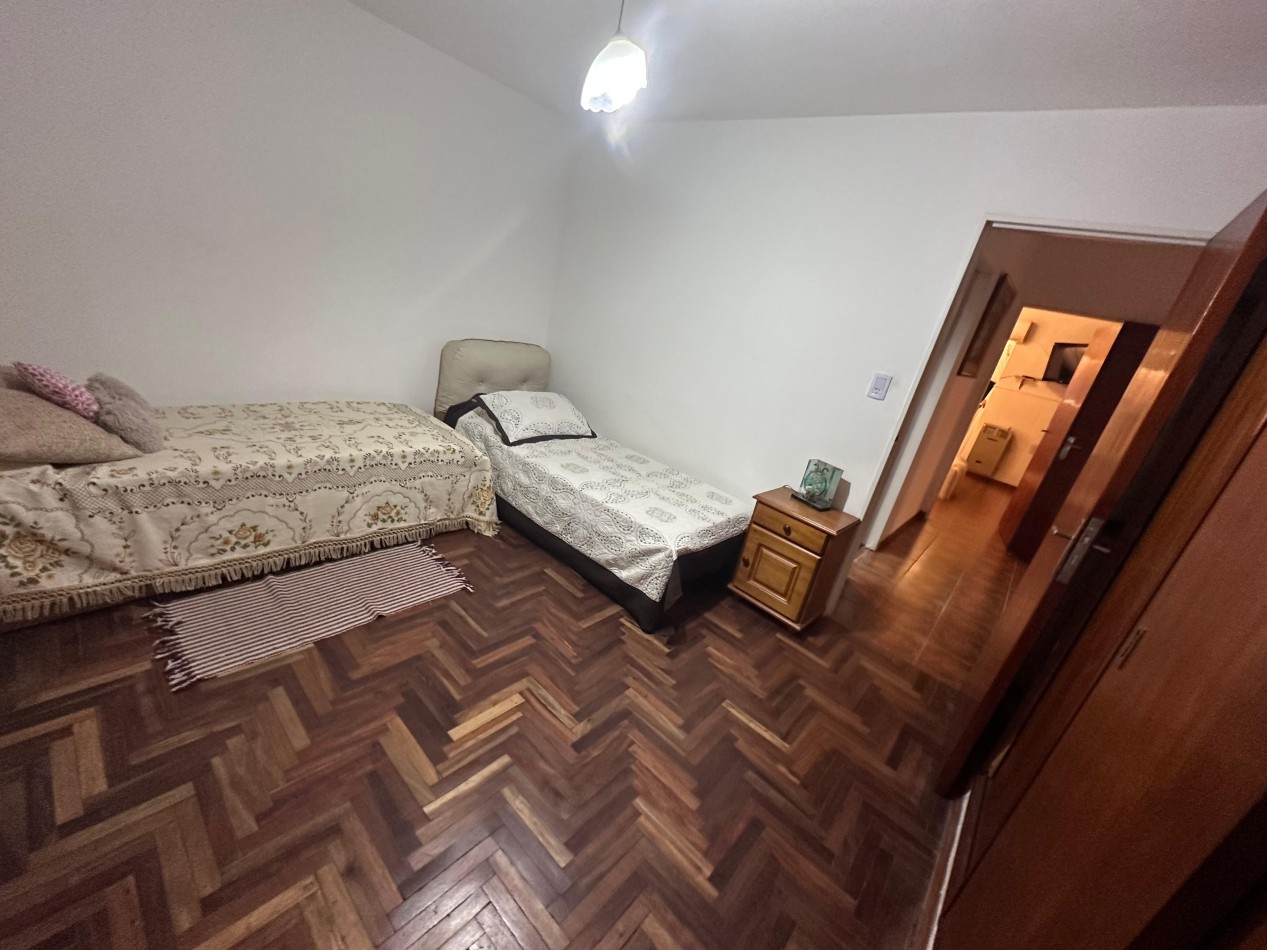 CASA DE CATEGORIA 4 DORMITORIOS BARRIO POETA LUGONES