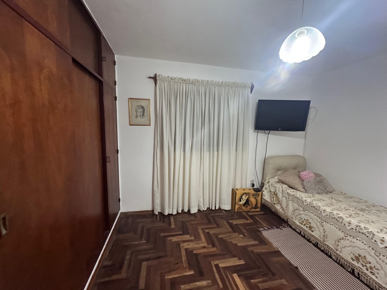 CASA DE CATEGORIA 4 DORMITORIOS BARRIO POETA LUGONES