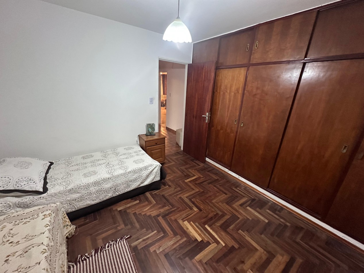 CASA DE CATEGORIA 4 DORMITORIOS BARRIO POETA LUGONES
