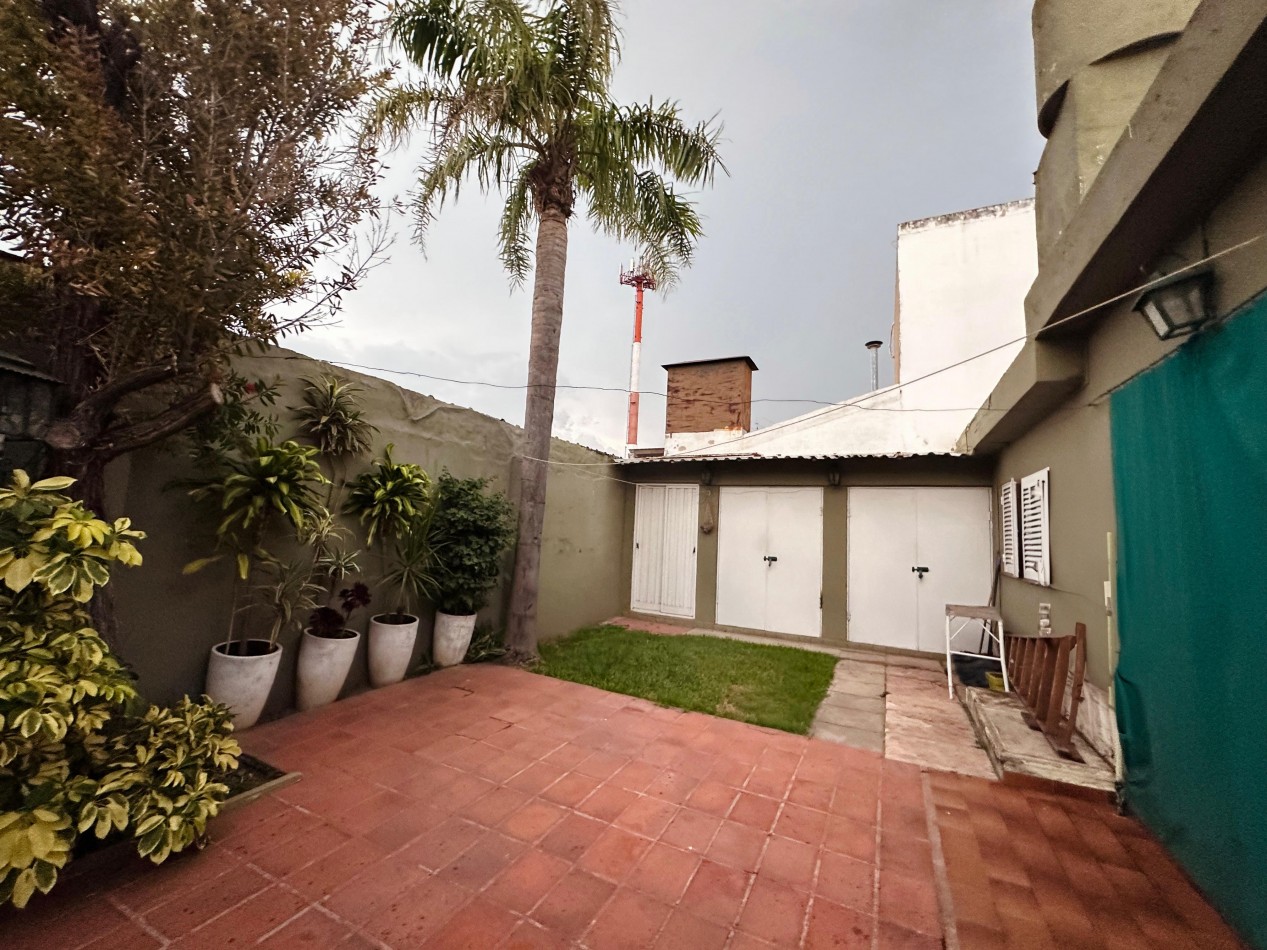 CASA DE CATEGORIA 4 DORMITORIOS BARRIO POETA LUGONES
