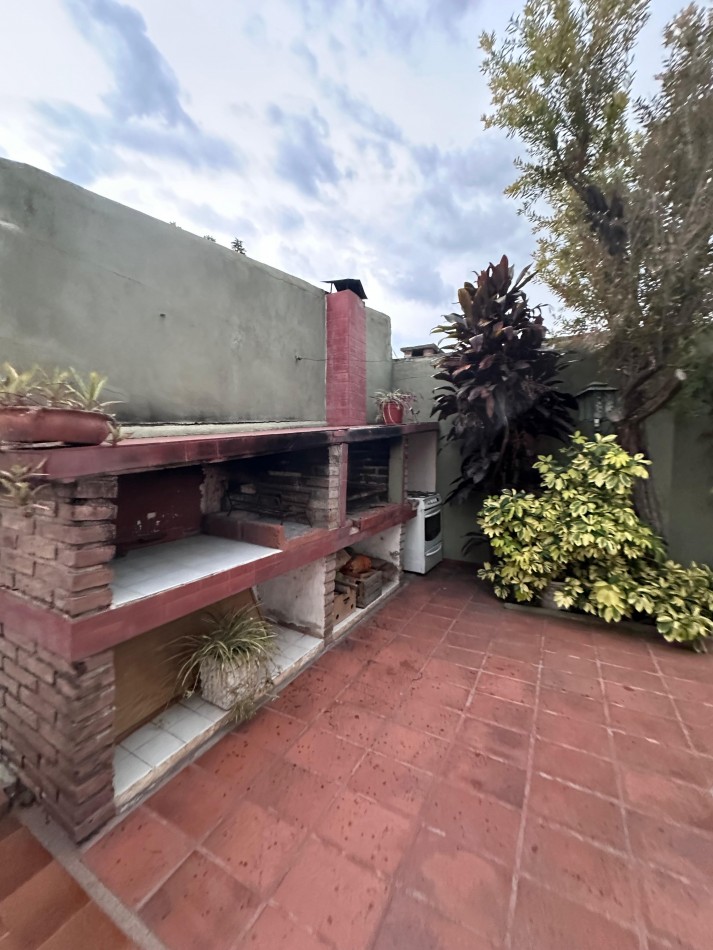 CASA DE CATEGORIA 4 DORMITORIOS BARRIO POETA LUGONES