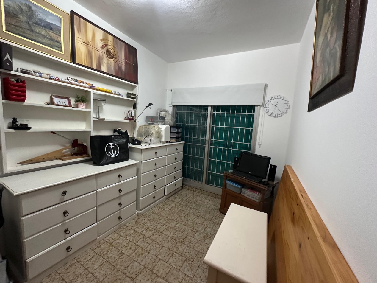 CASA DE CATEGORIA 4 DORMITORIOS BARRIO POETA LUGONES