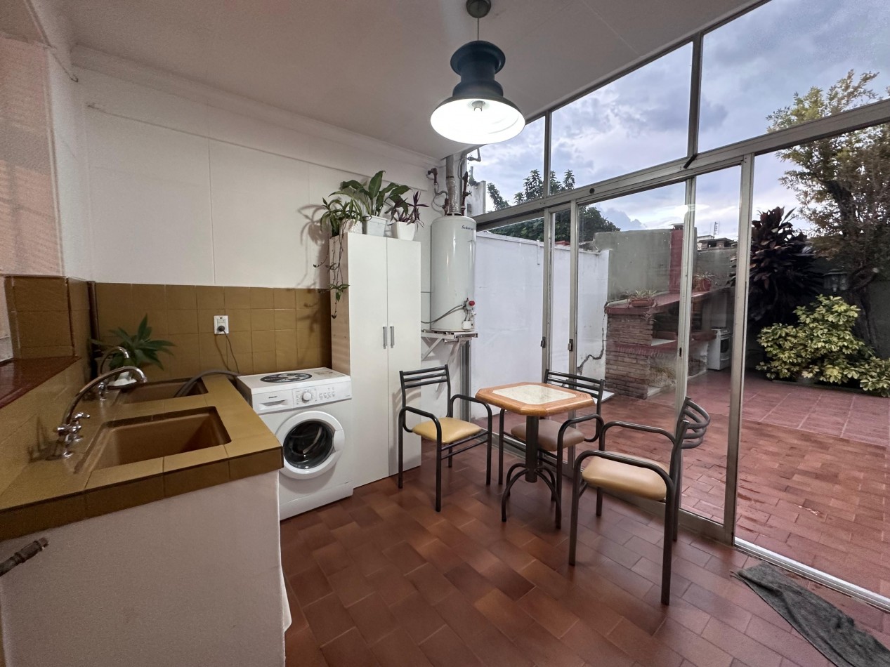 CASA DE CATEGORIA 4 DORMITORIOS BARRIO POETA LUGONES