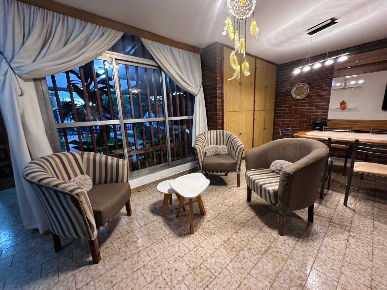 CASA DE CATEGORIA 4 DORMITORIOS BARRIO POETA LUGONES