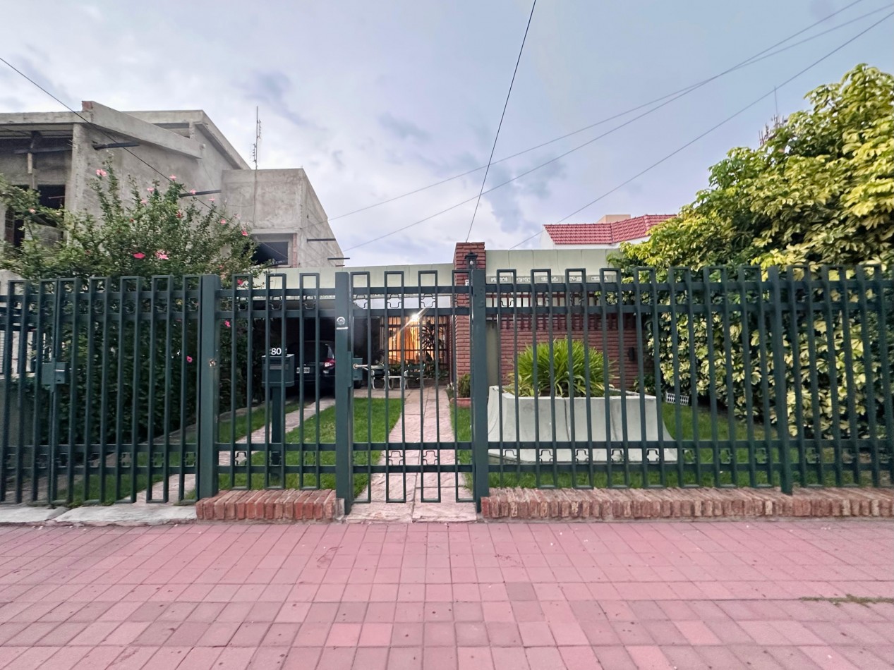 CASA DE CATEGORIA 4 DORMITORIOS BARRIO POETA LUGONES