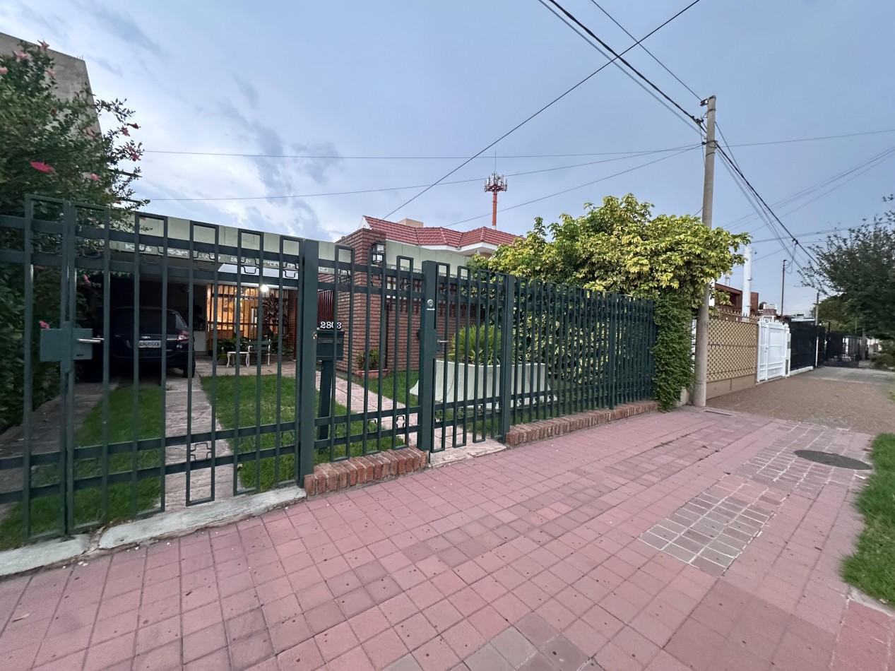 CASA DE CATEGORIA 4 DORMITORIOS BARRIO POETA LUGONES