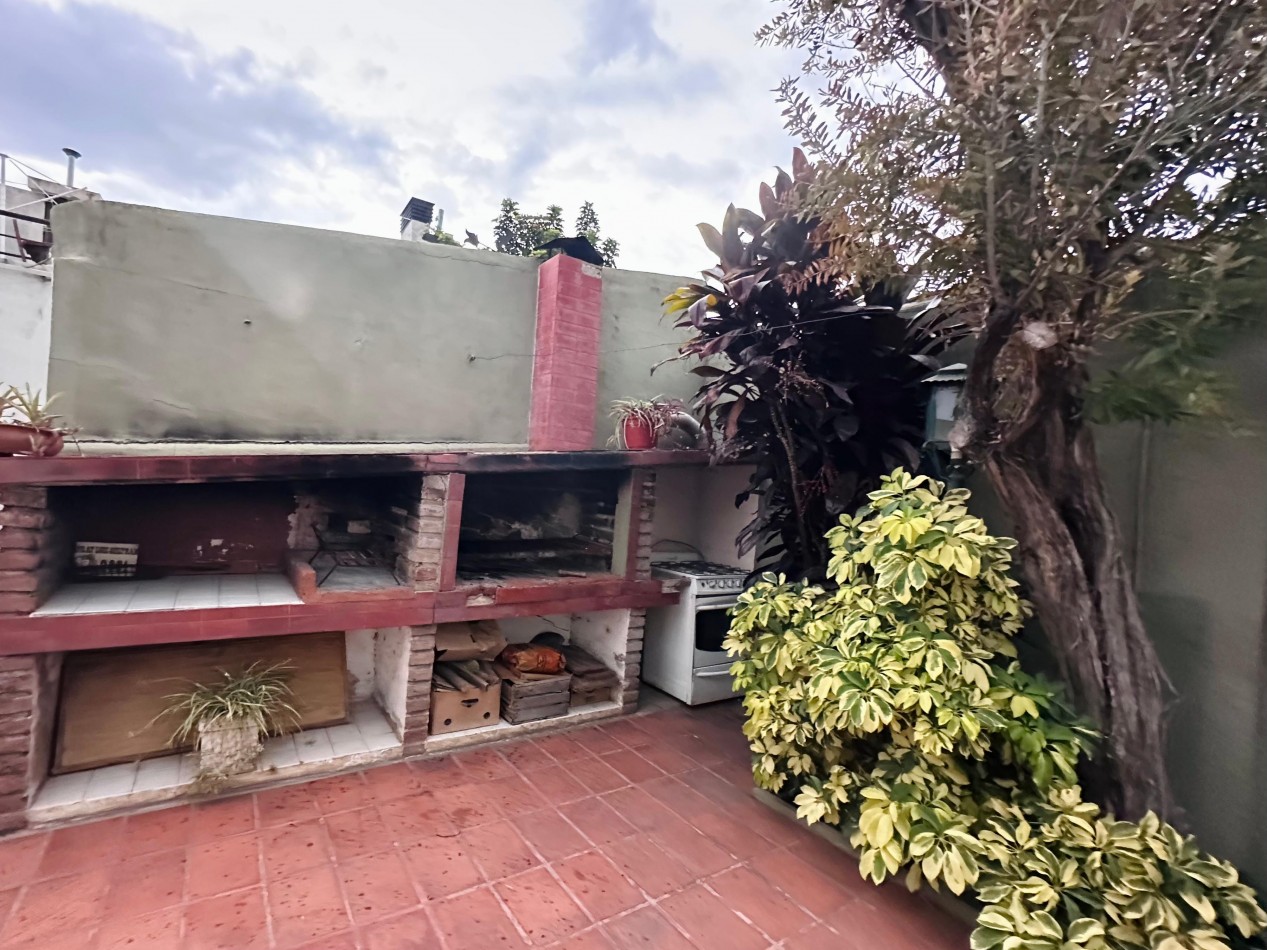 CASA DE CATEGORIA 4 DORMITORIOS BARRIO POETA LUGONES
