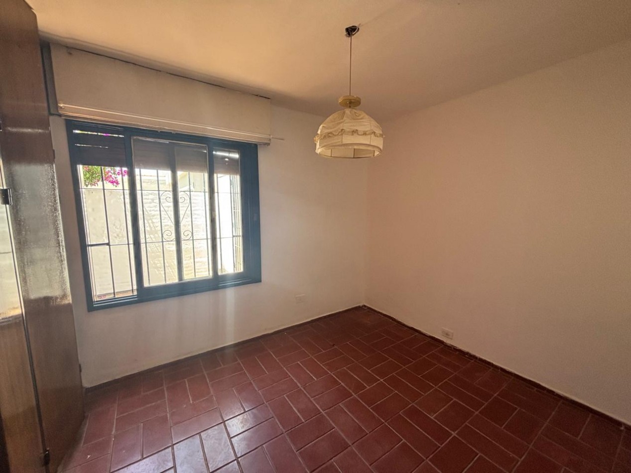 CASA 3 DORMITORIOS EN BARRIO URCA EXCELENTE UBICACION