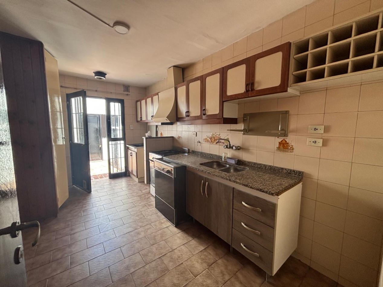 CASA 3 DORMITORIOS EN BARRIO URCA EXCELENTE UBICACION