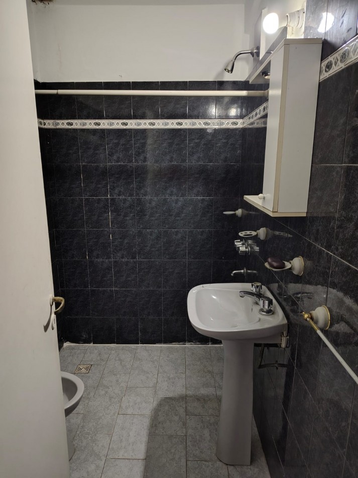 ALQUILA CASA 2 DORMI BARRIO V.I.C.O.R