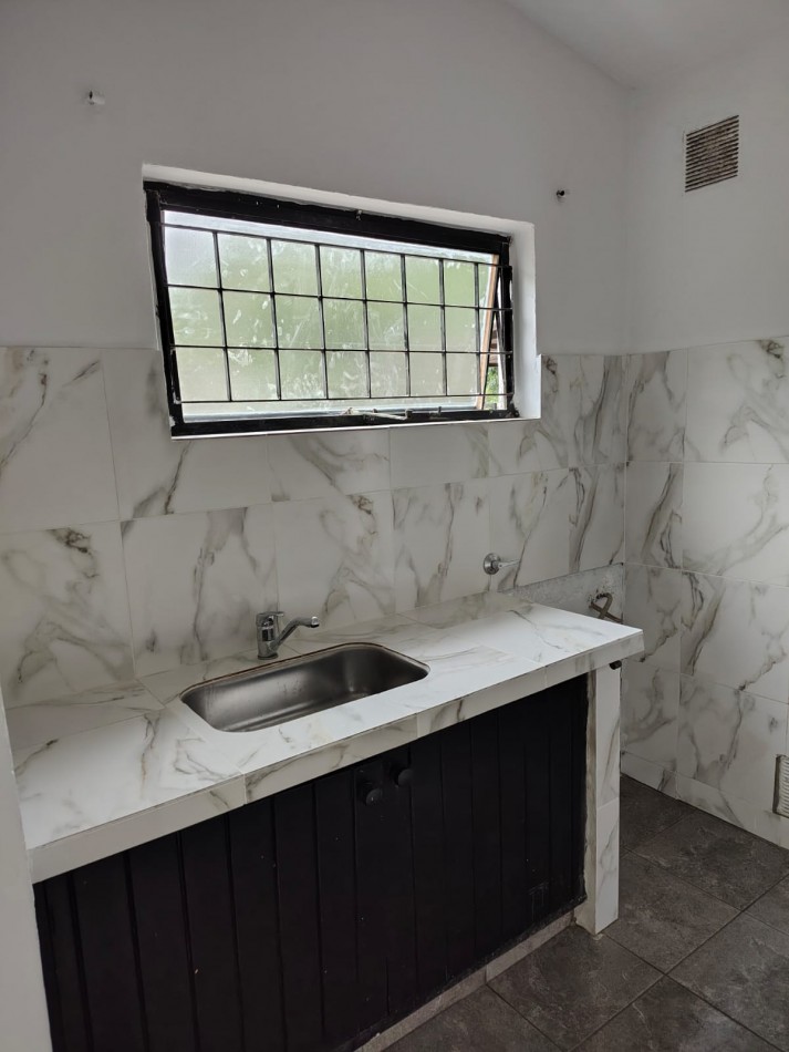 ALQUILA CASA 2 DORMI BARRIO V.I.C.O.R