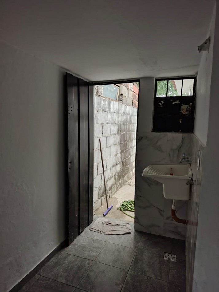 ALQUILA CASA 2 DORMI BARRIO V.I.C.O.R