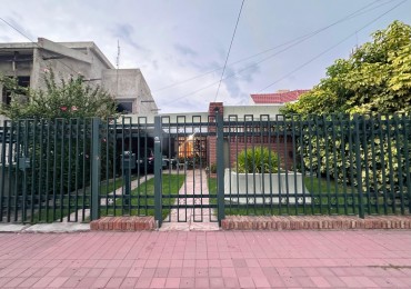 CASA DE CATEGORIA 4 DORMITORIOS BARRIO POETA LUGONES