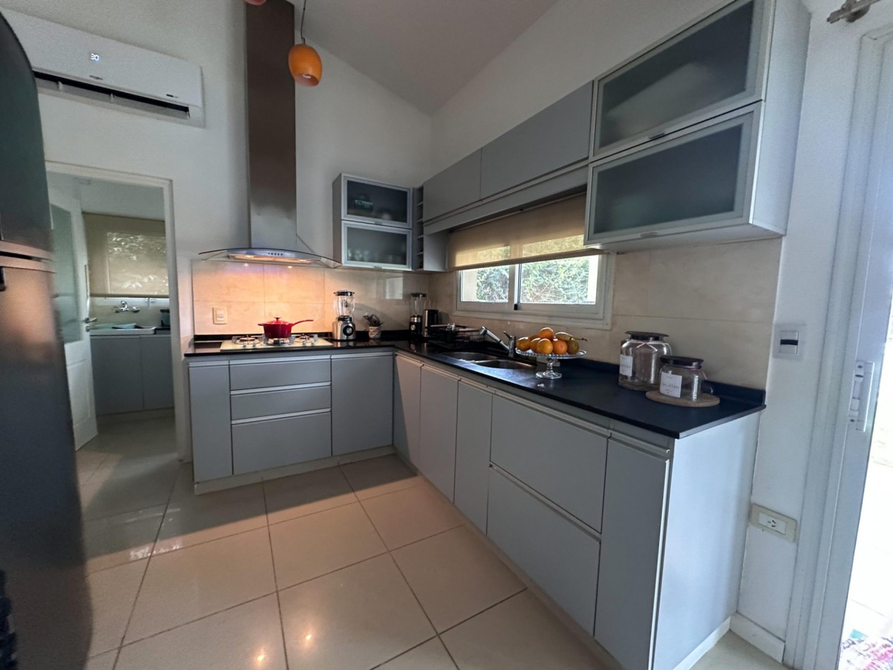 CASA EN VENTA 3 DORMITORIOS CON PILETA / JUAREZ CELMAN