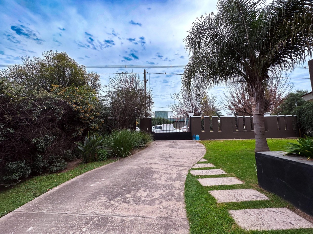 CASA EN VENTA 3 DORMITORIOS CON PILETA / JUAREZ CELMAN